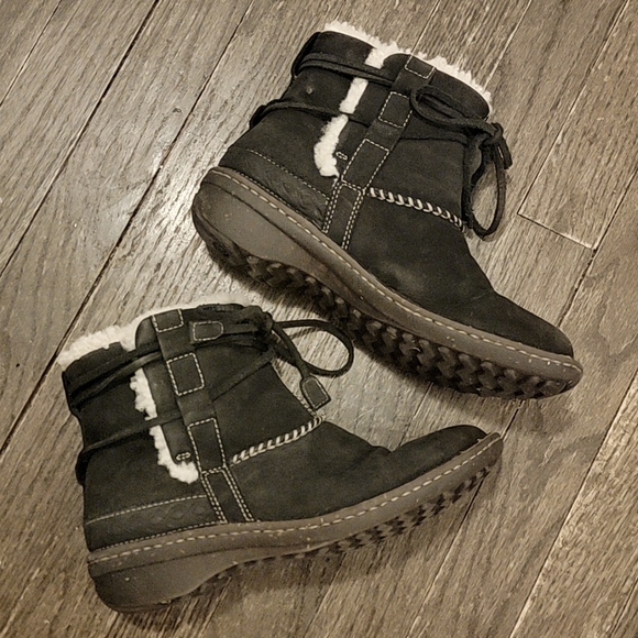 UGG Shoes - UGG Acadia laced Fur lined boot Sz 8